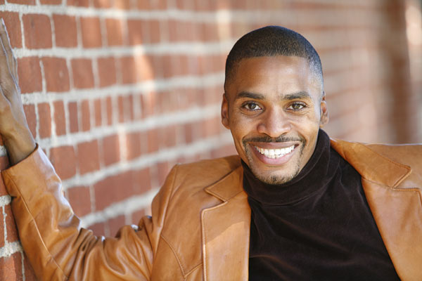 Headshot of actor/comedian in the Los Angeles area. Here he looks over at the camera in this color image.